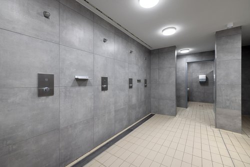 Neubauprojekt Sportbad Dieburg mit Unterputz-Dusche LINUS D-C-T und Duschkopf COMFORT Flex von SCHELL