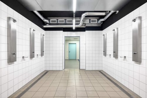Duschpaneele LINUS Inox DP-C-T von SCHELL in den Sanitärräumen des Sport- und Therapiebeckenbereichs