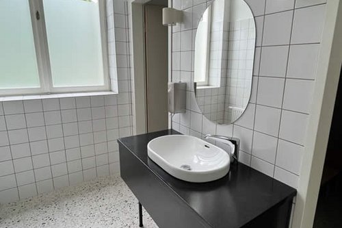 Die elektronische Waschtisch-Armatur XERIS E HD-M large im ActiCtiy Zentrum für Bewegung und Tanz.