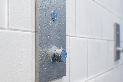 Nahaufnahme-der-Unterputz-Dusche-LINUS-D-C-T-mit-Wassertropfen-in-den-Gemeinschaftsduschen-des-TSV-Muenchen-Ost-eV_Close-up-of-the-concealed-shower-LINUS-D-C-T-with-water-drops-in-the-communal-showers-of-TSV-Muenchen-Ost-eV