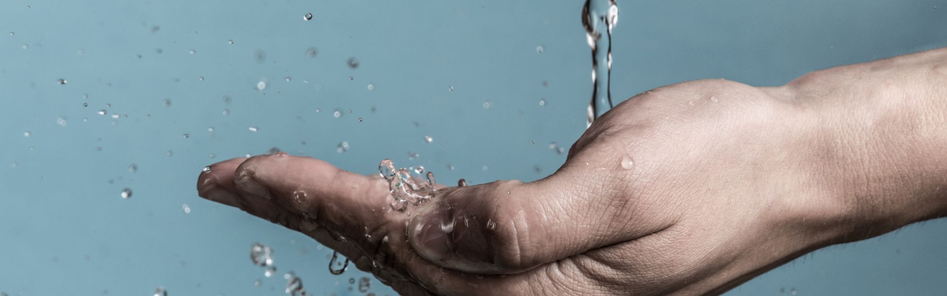 Hand-mit-Wasser_hand-with-water_Header