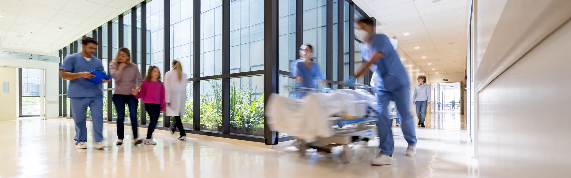 [Translate to French:] Patienten und Pflegekräfte in einem Krankenhaus. 