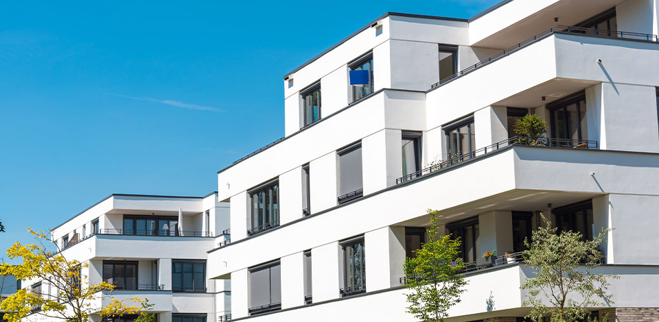 Schell_Blogpost_Legionellenpruefung_im_Mehrfamilienhaus_pruefungspflicht_gebaude