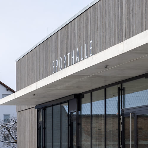 Außenansicht der Dreifeldsporthalle in Erbach