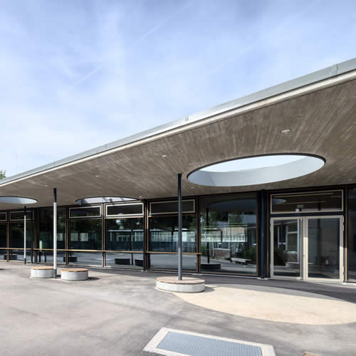 Außenansicht der Mühlbachhofschule in Stuttgart