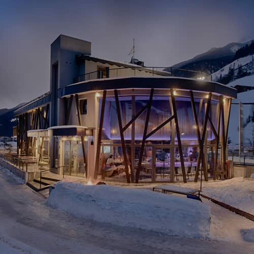 Außenansicht des Restaurant Stochas im Schnee.